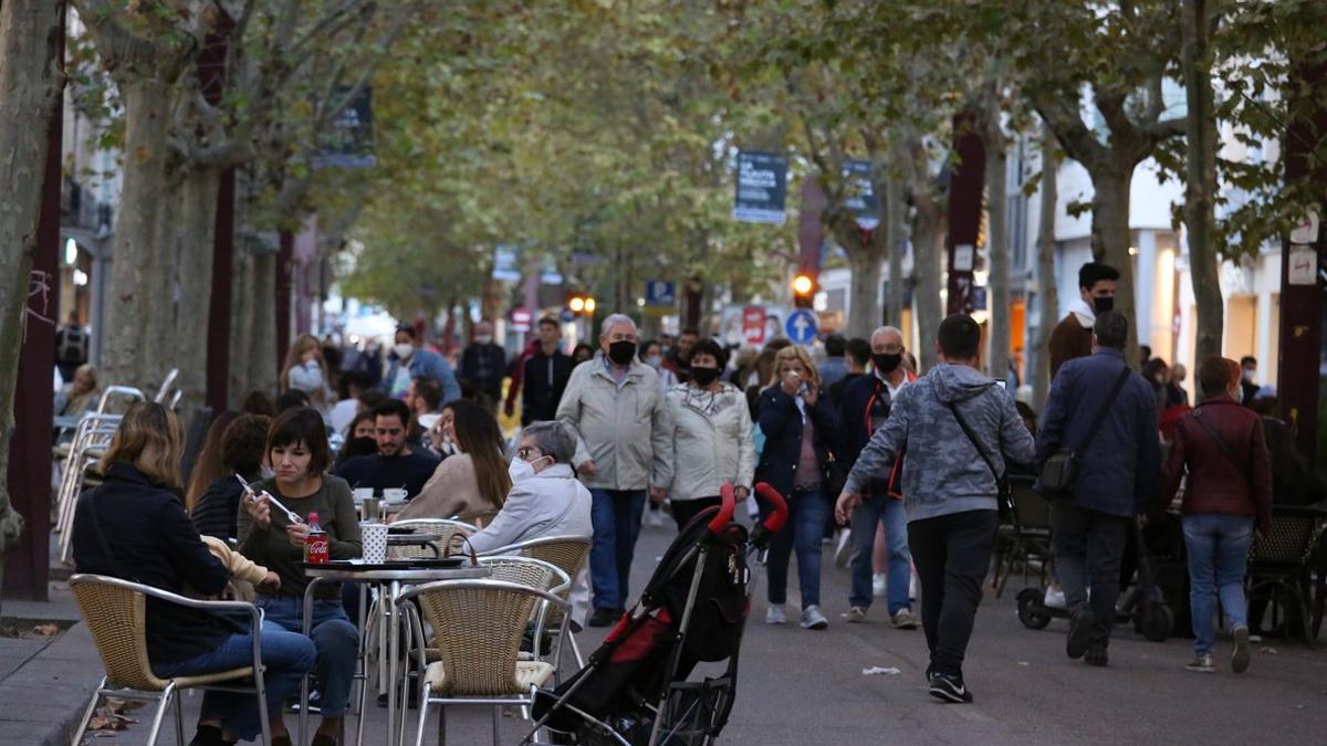 Terrazas y gente de paseo en Sabadell, este lunes.