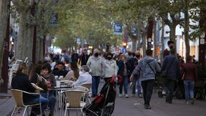 Terrazas y gente de paseo en Sabadell.