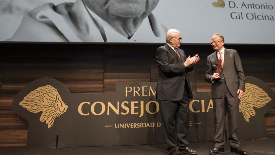 El rector honorario Antonio Gil Olcina recibe el Premio a la Trayectoria Académica