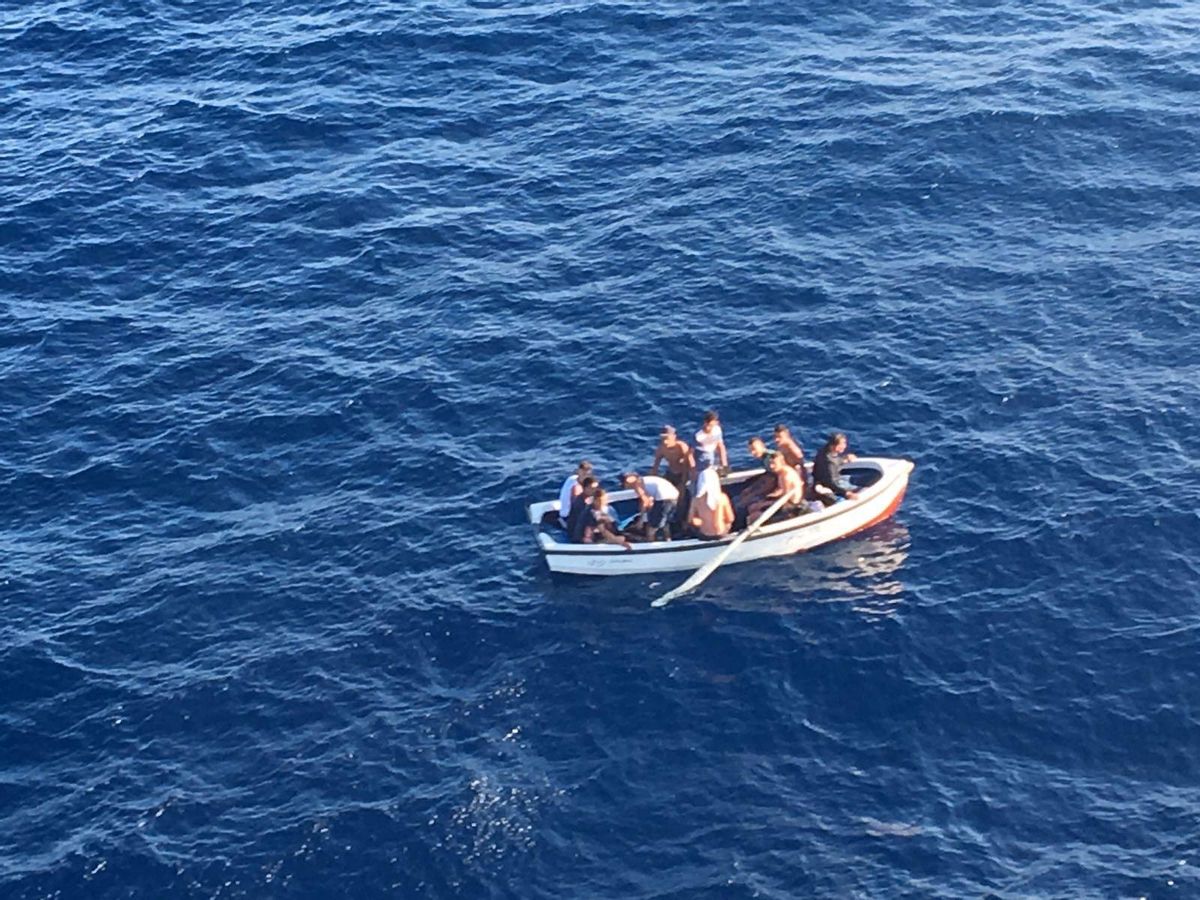 Els 19 migrants rescatats per un creuer turístic a Cabrera arriben a Barcelona Els 19 migrants rescatats per un creuer turístic a Cabrera arriben a Barcelona