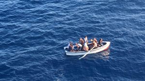 Els 19 migrants rescatats per un creuer turístic a Cabrera arriben a Barcelona
