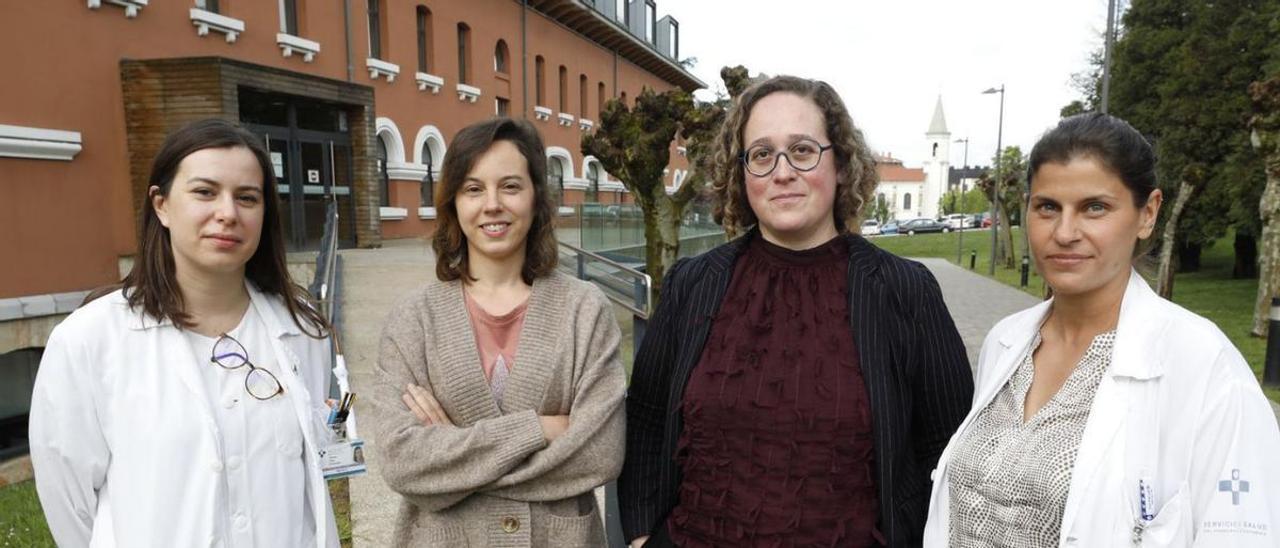 De izquierda a derecha, Tamara Arias Fernández, Andrea Acebes Huerta, Laura Gutiérrez Gutiérrez y Judit Fernández Fuertes, ante la sede del Instituto de Investigación Sanitaria del Principado de Asturias (ISPA). | Luisma Murias