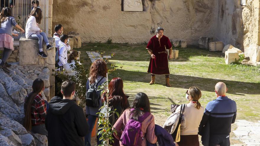 Primera visita teatralizada en el Castillo de Santa Bárbara