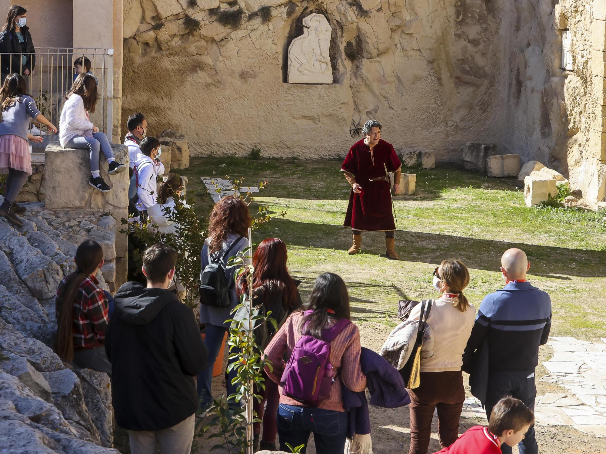 Primera visita teatralizada en el Castillo de Santa Bárbara