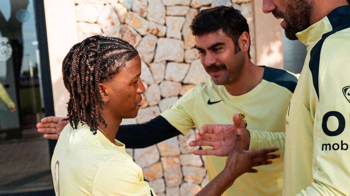 VÍDEO | Las 24 horas exprés de Kalumba Jr.: firma hasta 2029, primer entreno y convocado ante el Athletic