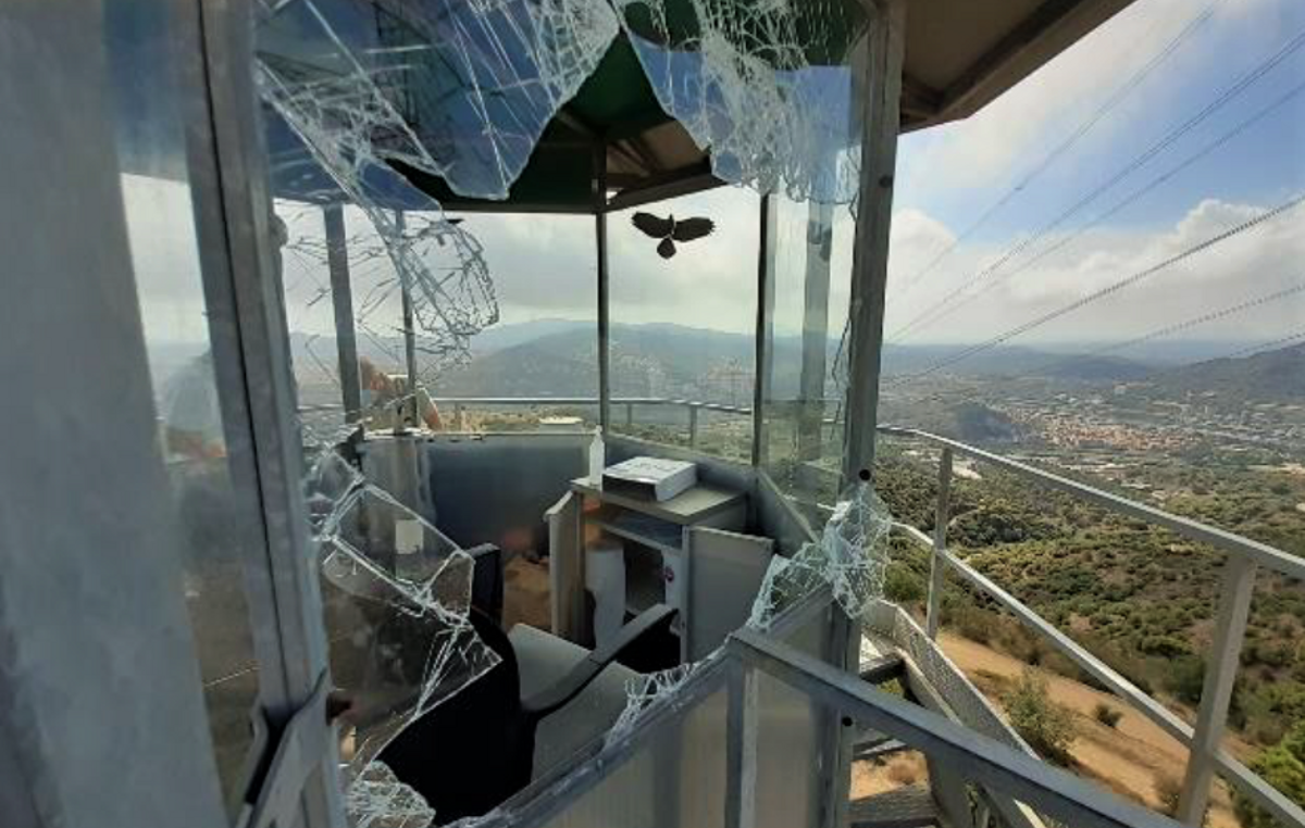 Destrossen una torre de vigilància contra incendis forestals de Santa Coloma de Gramenet