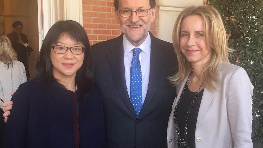 Layhoon Chan, junto a Mariano Rajoy, y la presidenta de FEDEPE, Ana Bujaldón.