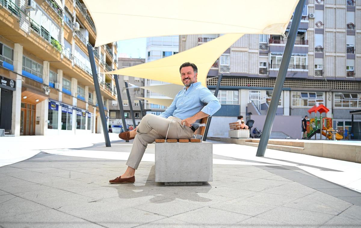 Pablo Ruz, en la plaza de los Pisos Azules, tras la reciente reforma de la zona.
