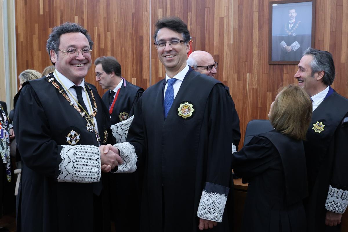 El fiscal general del Estado, Álvaro García Ortiz, con el nuevo fiscal jefe de Vigo, Vallejo Torres, tras su toma de posesión.