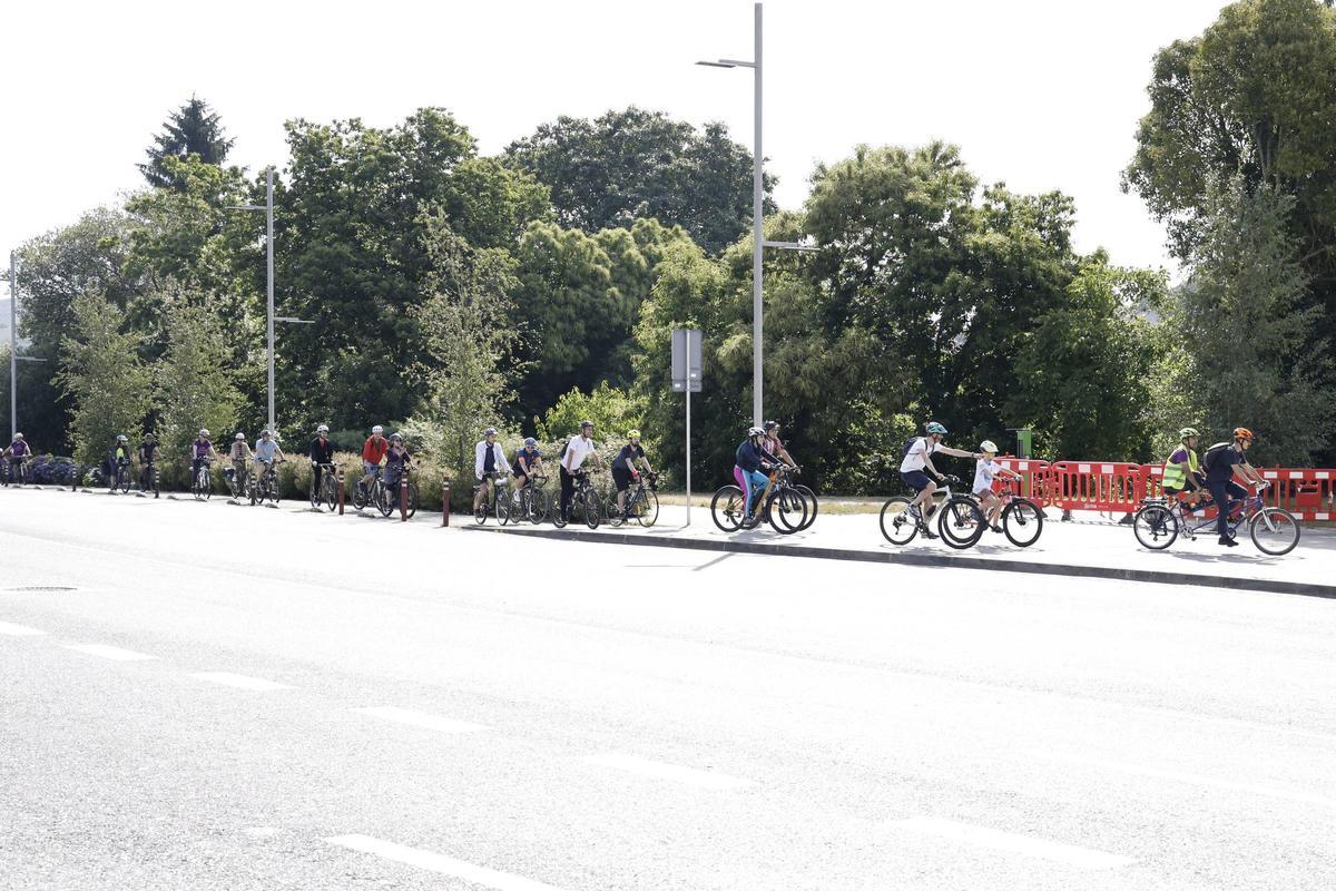Una marcha ciclista reclama cambios en la movilidad de Santiago: "Pedimos que se pense tamén nas bicicletas e nos peóns" Una marcha ciclista reclama cambios en la movilidad de Santiago: "Pedimos que se pense tamén nas bicicletas e nos peóns"