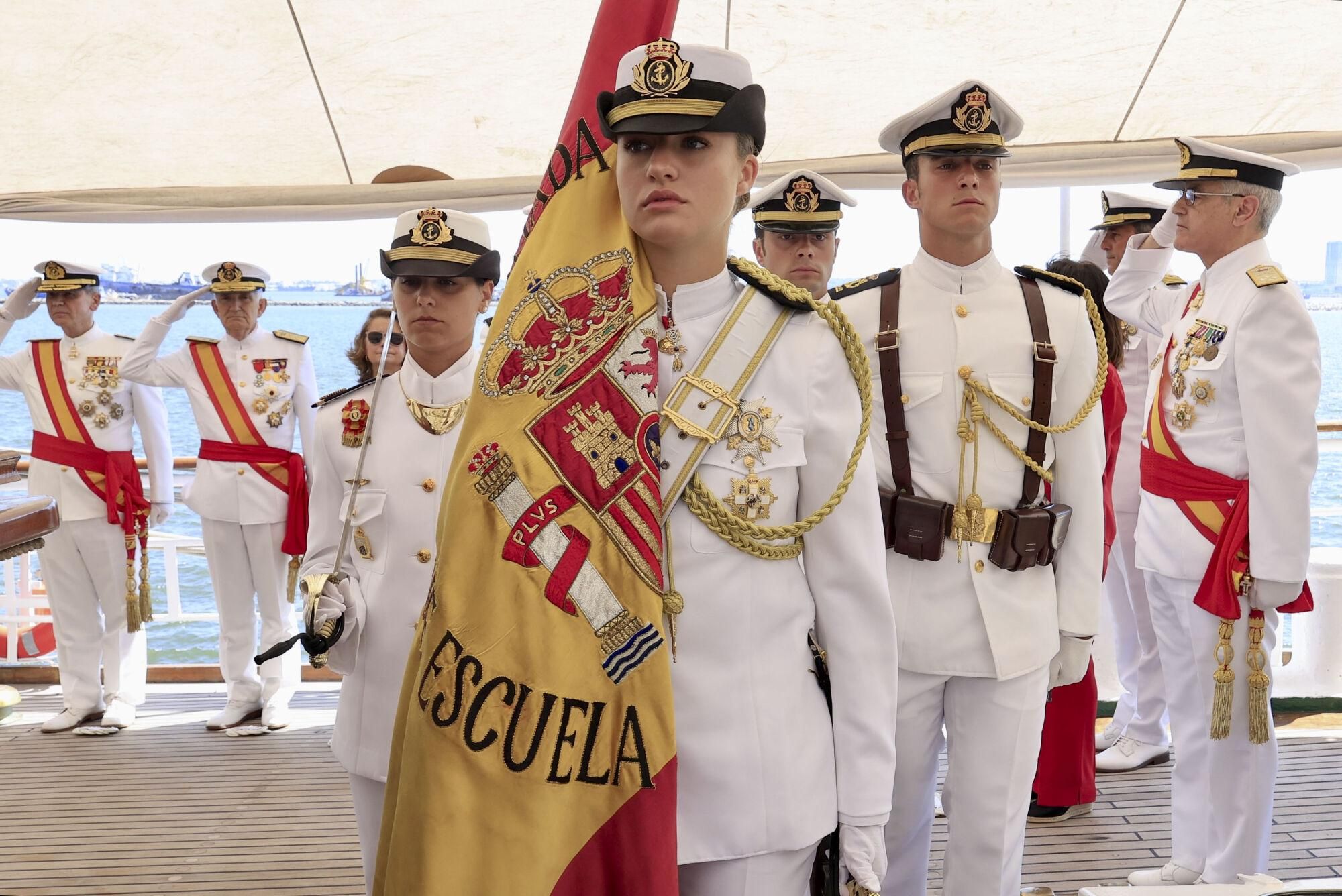 MONTEVIDEO, 07/03/2025.- La princesa de Asturias, Leonor de Borbón (3d) ha sido la encargada de llevar la enseña nacional durante la jura de bandera que ha tenido lugar este viernes a bordo del buque escuela Juan Sebastián de Elcano, que se encuentra haciendo escala en Montevideo (Uruguay). Este acto, presidido por la ministra de Defensa, Margarita Robles, ha contado con 45 españoles residentes en Uruguay, que han besado la bandera. EFE/ Francisco Gómez/Casa Real / ***SOLO USO EDITORIAL/SOLO DISPONIBLE PARA ILUSTRAR LA NOTICIA QUE ACOMPAÑA (CRÉDITO OBLIGATORIO)***. ***SOLO USO EDITORIAL/SOLO DISPONIBLE PARA ILUSTRAR LA NOTICIA QUE ACOMPAÑA (CRÉDITO OBLIGATORIO)***