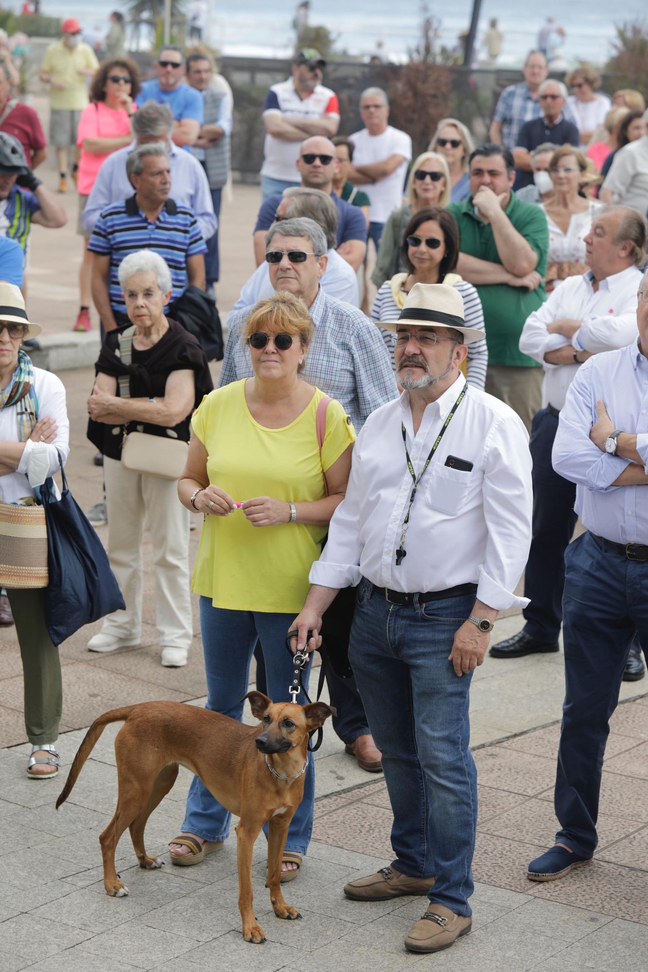 En imágenes: Así fue la protesta por el estado del paseo del Muro en Gijón