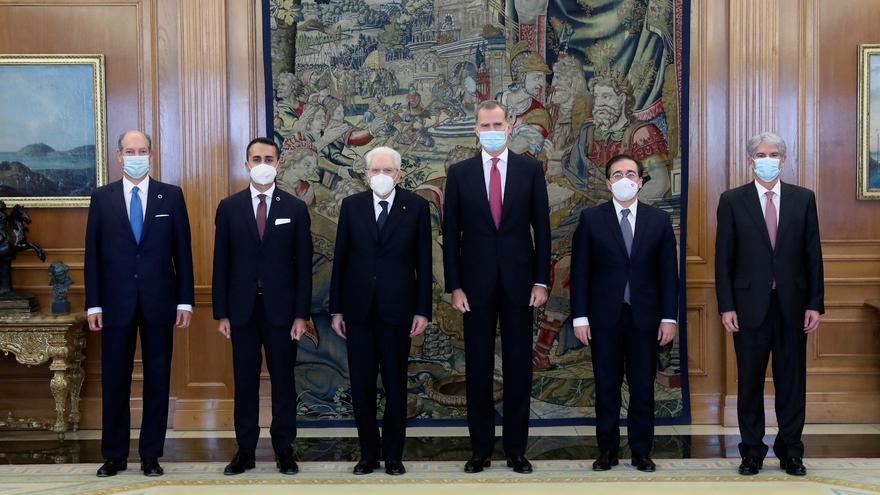 Los Reyes reciben con honores militares al presidente italiano en el Palacio Real.