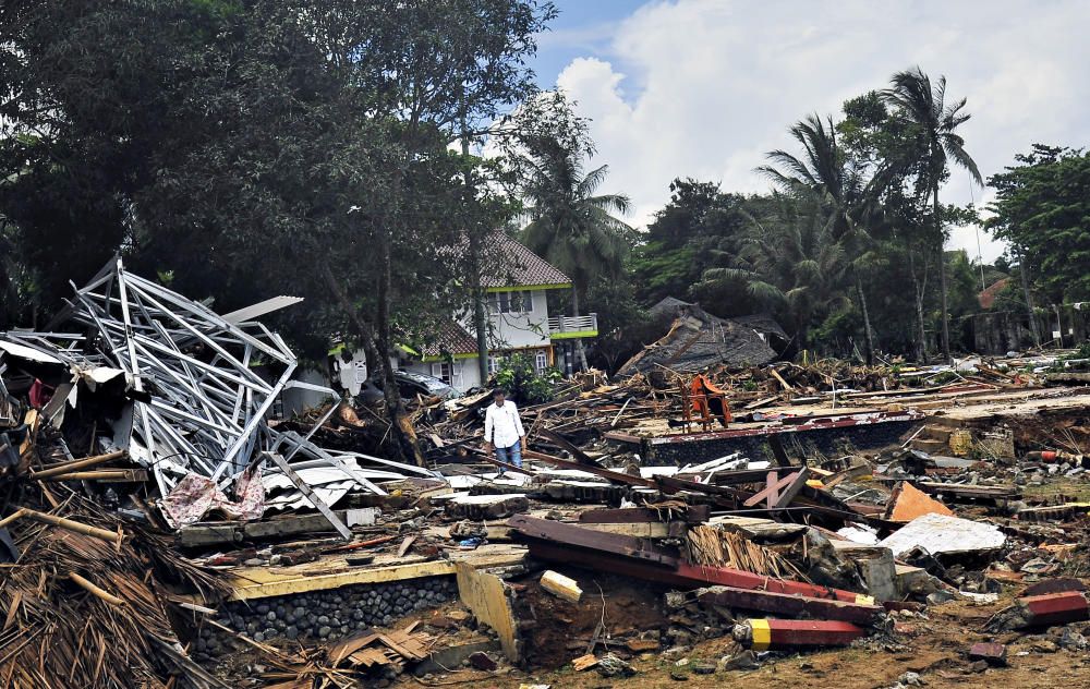 Tsunami amb desenes de víctimes a Indonèsia