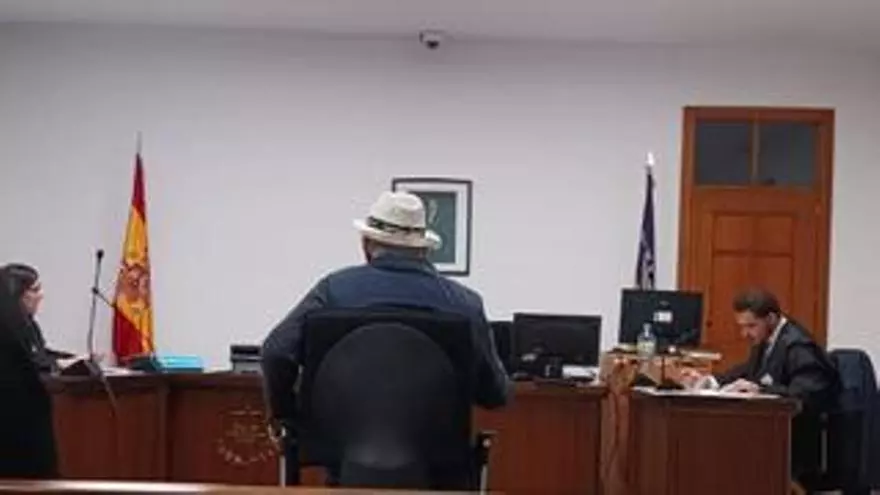 Un pensionista acusado de no cumplir la condena de trabajos comunitarios en Mallorca: “¿Cómo voy a limpiar el Ayuntamiento con el bastón en una mano y la escoba en la otra?”