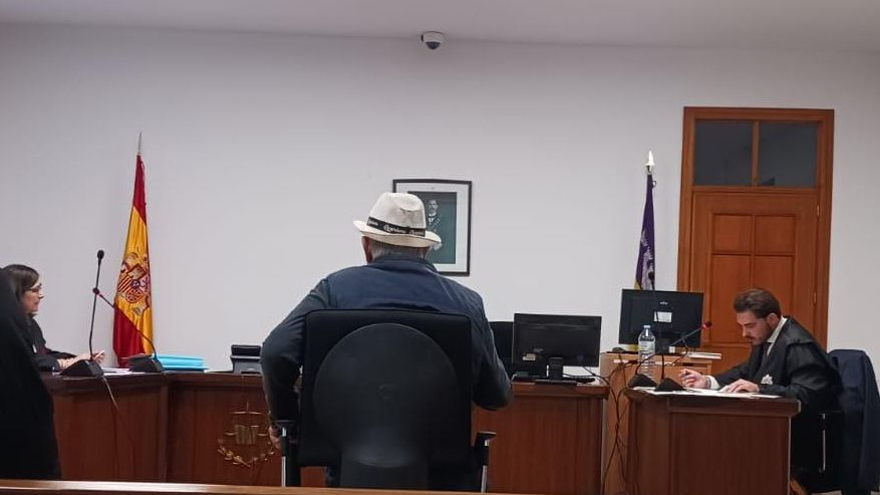 Un pensionista acusado de no cumplir la condena de trabajos comunitarios en Mallorca: “¿Cómo voy a limpiar el Ayuntamiento con el bastón en una mano y la escoba en la otra?”
