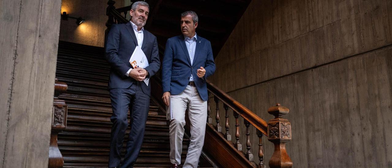 El presidente de Canarias, Fernando Clavijo (i) y el vicepresidente Manuel Domínguez.