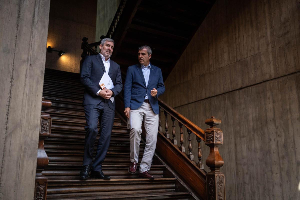 El presidente de Canarias, Fernando Clavijo (i) y el vicepresidente Manuel Domínguez.