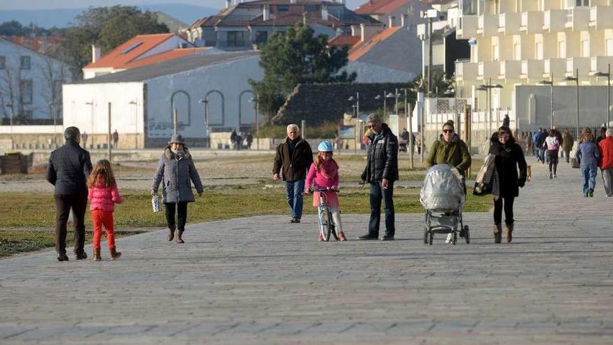 Vecinos caminando por el paseo marítimo de Vilagarcía. // Noé Parga