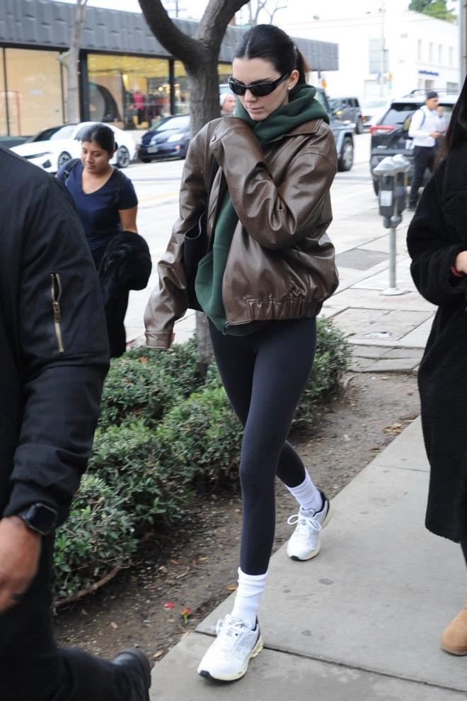 Kendall Jenner con leggings y look deportivo