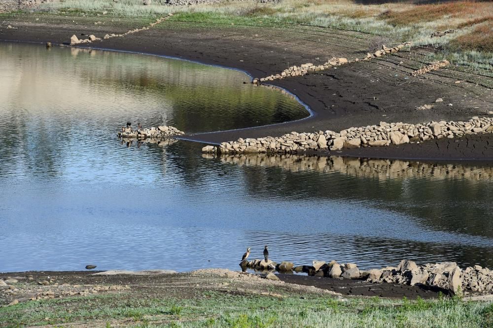 El embalse de Meicende, a un nivel muy bajo