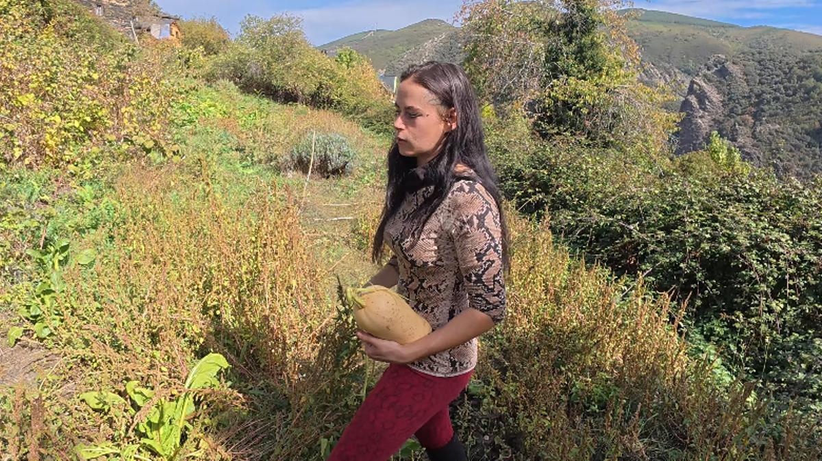 Irina recogiendo verdura del huerto del pueblo.