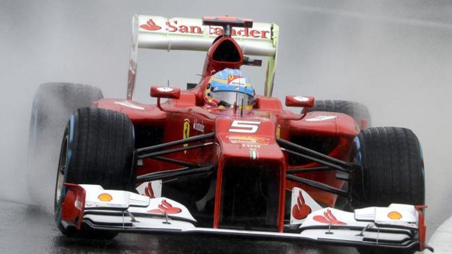 Fernando Alonso rueda en el circuito bajo la lluvia.