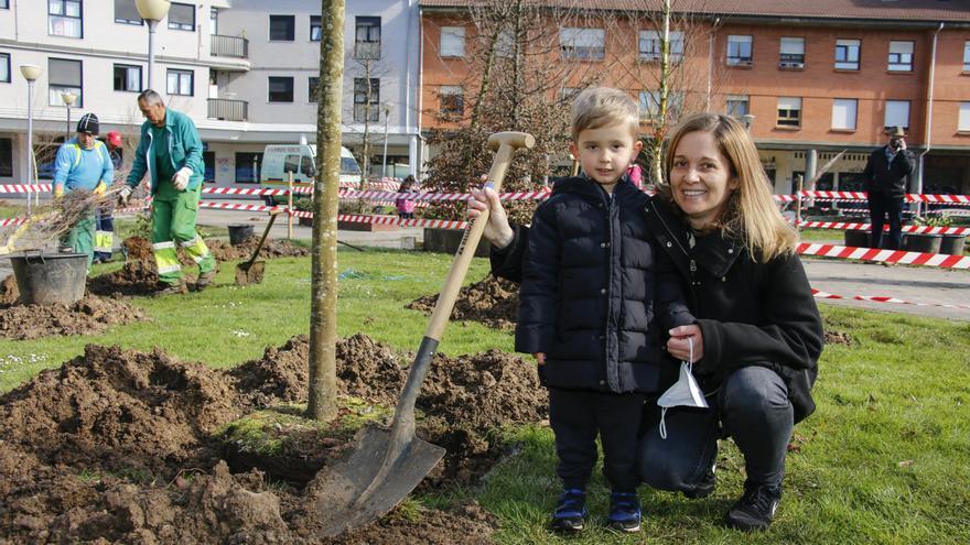 Lugones suma otros treinta árboles: niños y mayores participan en la tercera jornada de los “Minibosques”