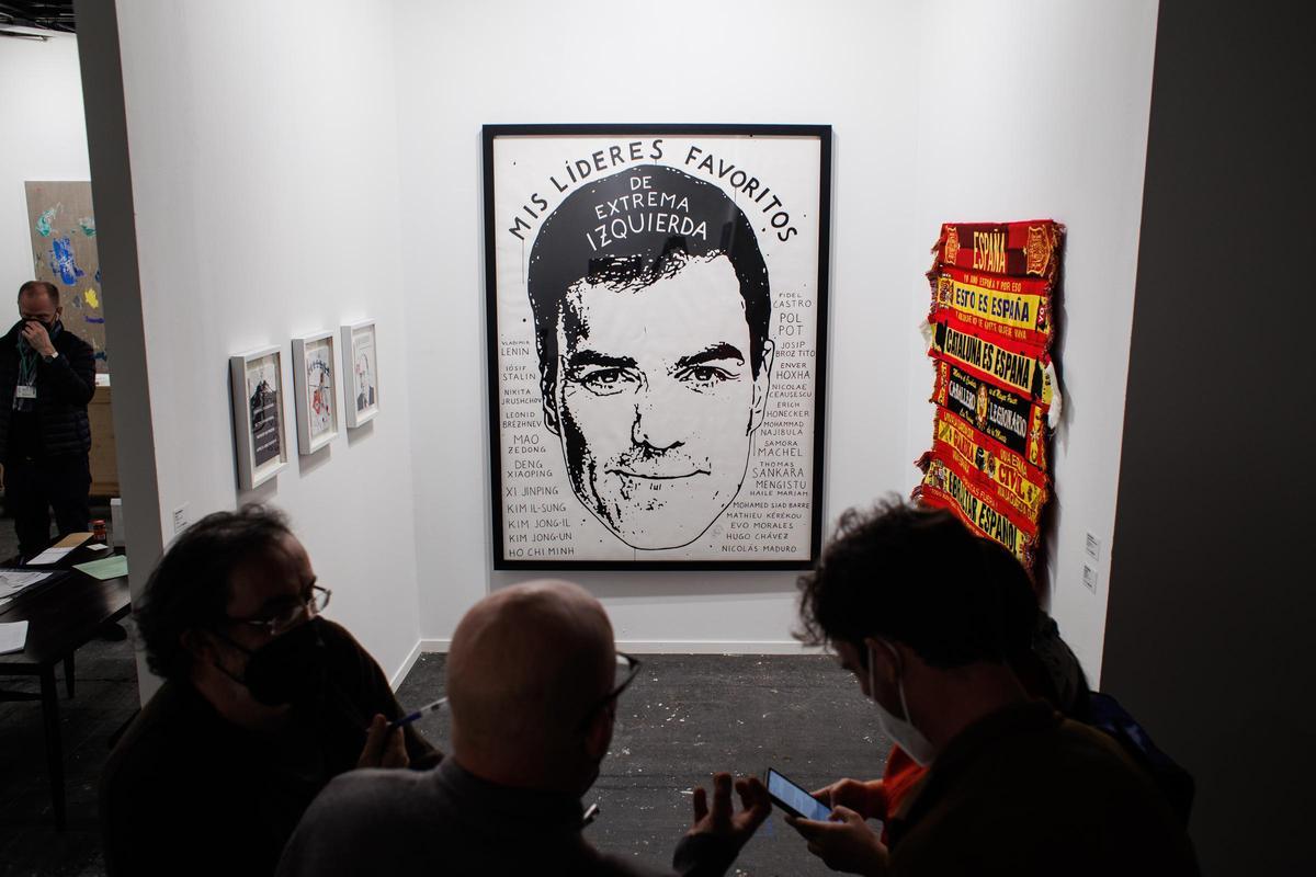 Riiko Sakkimen dedicó un obra a Pedro Sánchez en Arco 2022.
