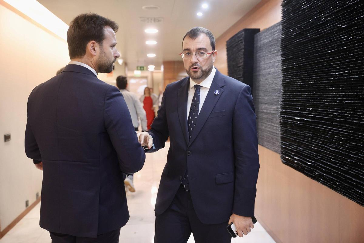 Álvaro Queipo y Adrián Barbón, en un debate sobre el estado de la región.