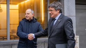 El líder de Junts, Carles Puigdemont, junto a Jordi Turull en Bruselas