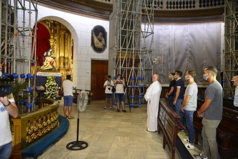 El FC Cartagena realiza una ofrenda a la Caridad