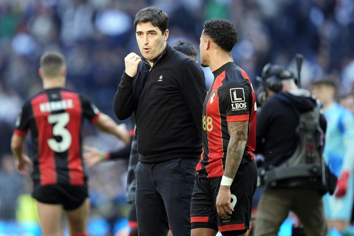 Andoni Iraola, del AFC Bournemouth, hablando con Kluivert