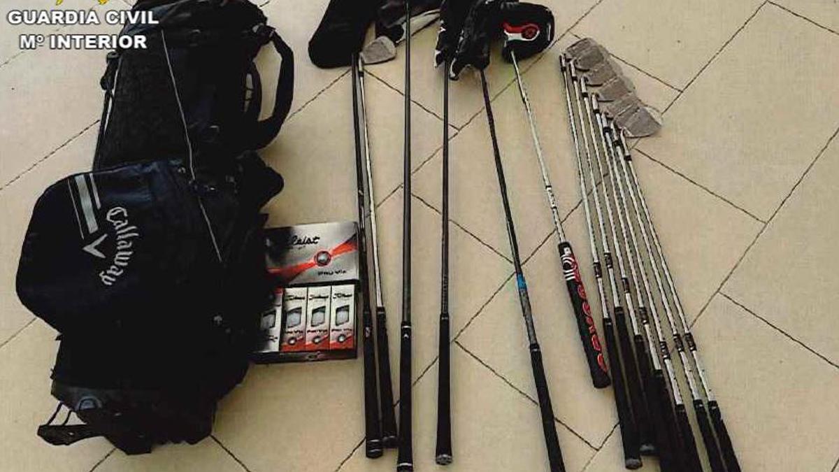 Equipo de palos de golF recuperado.