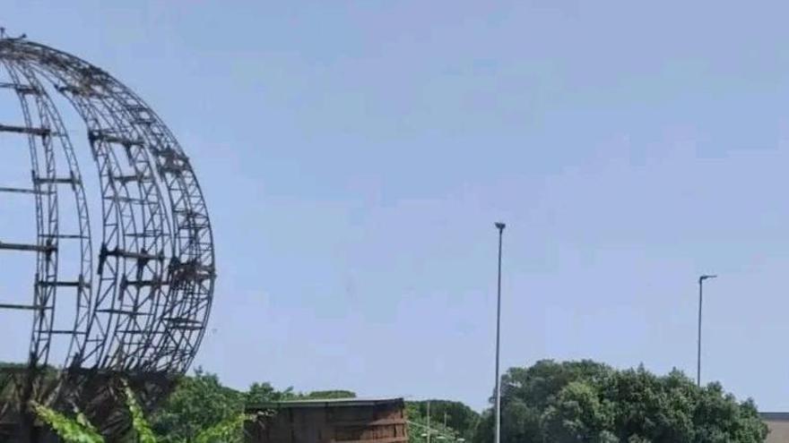 Un conductor perd el control i acaba encastat a la rotonda de la «bola del Fòrum» de Calonge