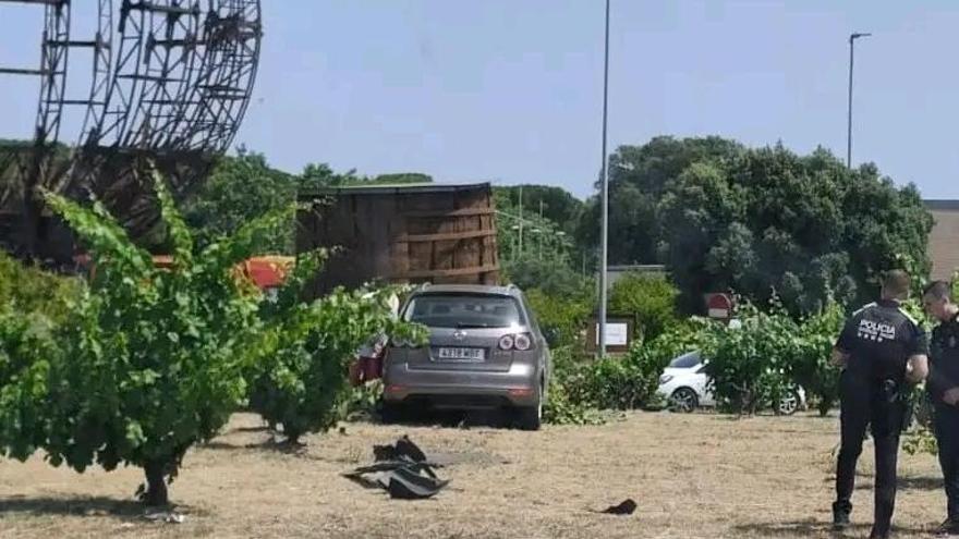 El vehicle accidentat al cim de la rotonda del Calonge.