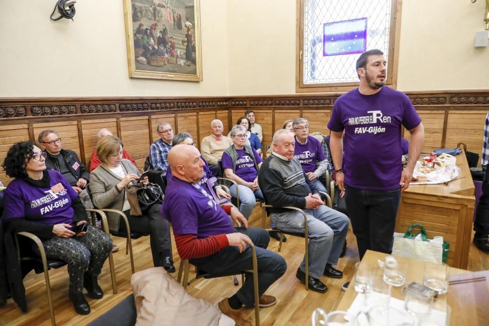 Salen los vecinos encerrados en el Ayuntamiento de Gijón por el plan de vías