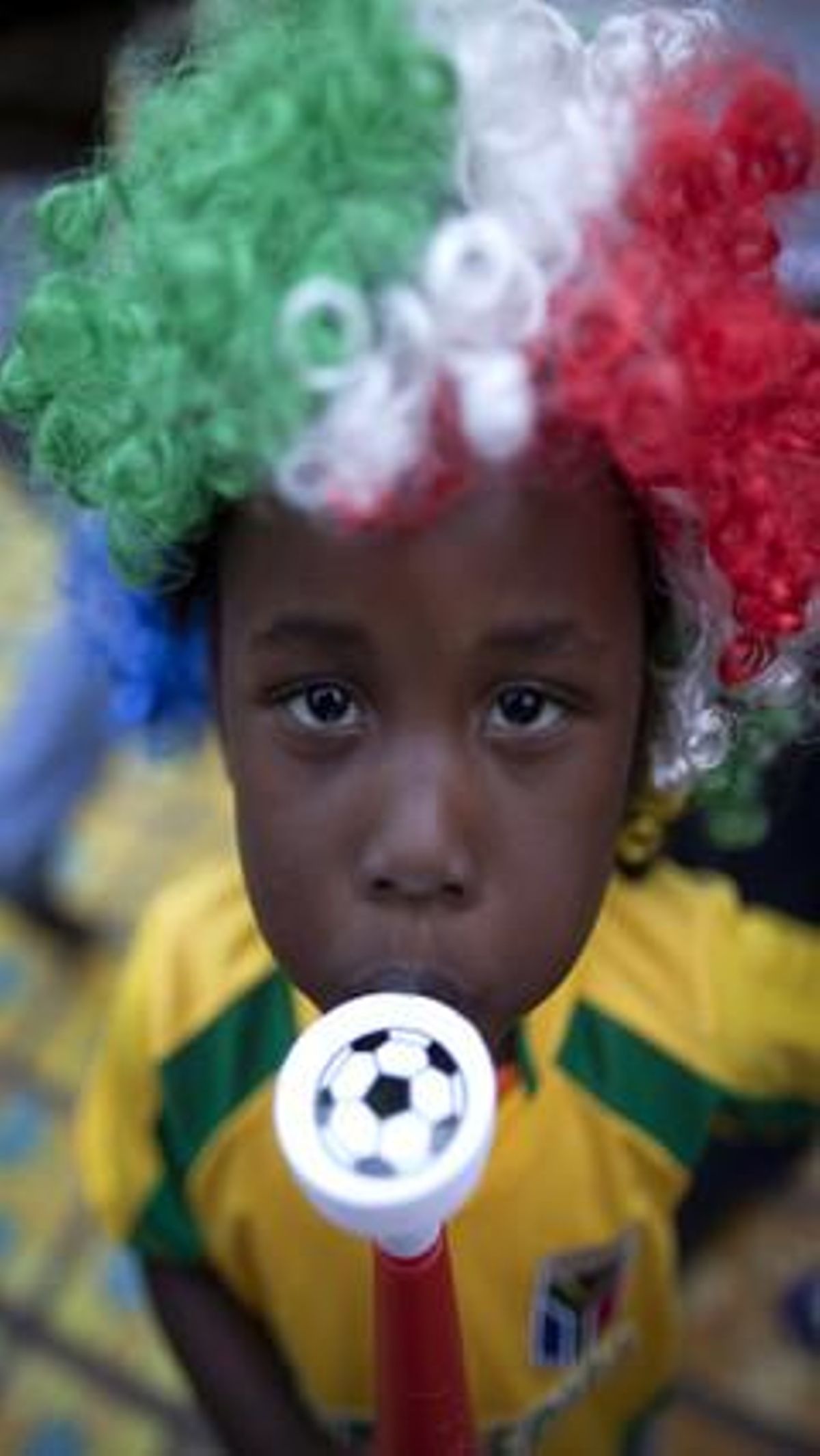 Un noi sud-africà porta una perruca amb els colors de la bandera mexicana, durant un acte promocional organitzat per l’ambaixada de Mèxic a Johannesburg.