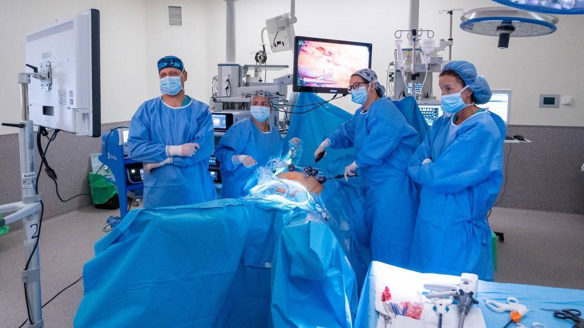 Una cirugía bariátrica reciente en el HUCA. De izquierda a derecha, los cirujanos Guillermo Santos, Raquel Uría y Sandra Navarro, y la enfermera Eva Castro. |