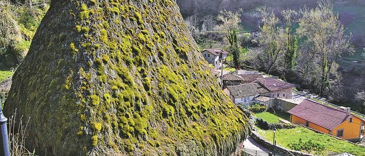 Detalle del tejado de escoba y algunas casas del pueblo de Veigas, en el valle de Saliencia, en Somiedo.