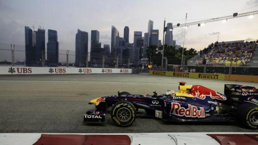 Vettel, durante la sesión, con los rascacielos al fondo.