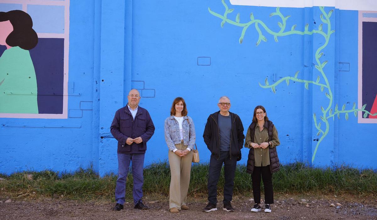 Els regidors Emilio Obiol i Noelia Samblás, amb l'autora del mural de TEST d'enguany, Dakota Hernández; i el director de la mostra, Pascual Arnal.