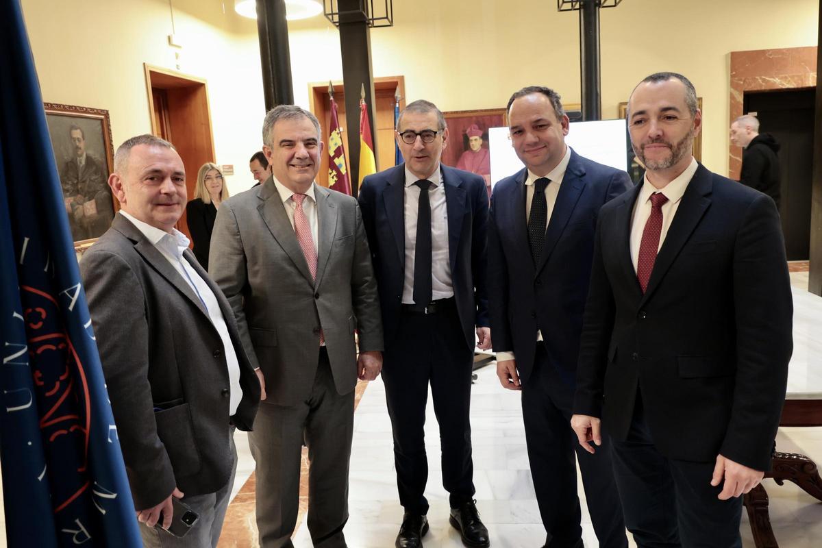 El consejero Juan María Vázquez, junto al rector de la UMU, José Luján, este lunes en el Edificio Convalecencia de Murcia.