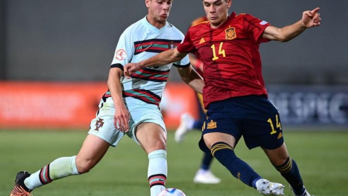 Simo disputa una pelota a un jugador de Portugal. |  // SEFÚTBOL