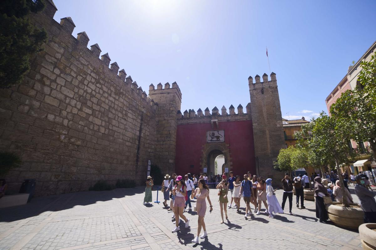 Turistas en una de las zonas más monumentales de Sevilla.Un grupo de Turistas pasan por delante de la entrada Del Real Alcázar, a 21 de junio de 2022 en Sevilla (Andalucía, España) / Joaquin Corchero;category_code_new;