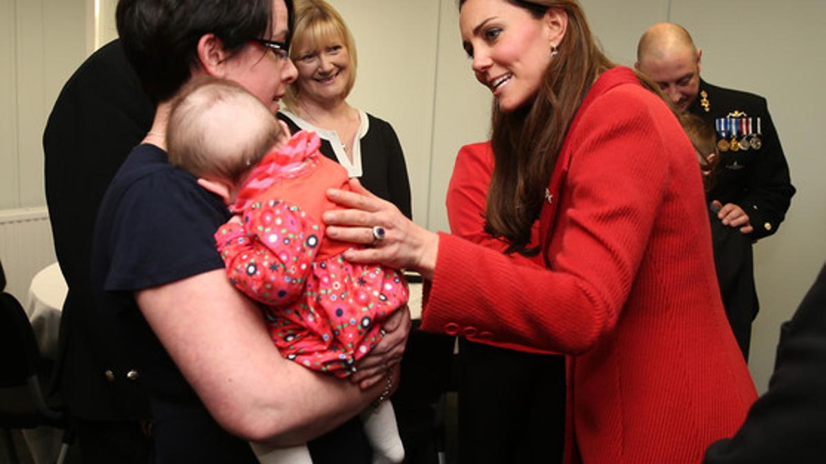 La duquesa de Cambridge saluda a un bebé que está en brazos de su madre durante una visita oficial, el pasado día 5 de abril.