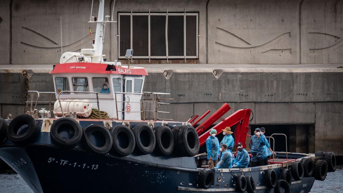 Las mejores imágenes del desembarco del 'MV Hondius' en el Puerto de Granadilla