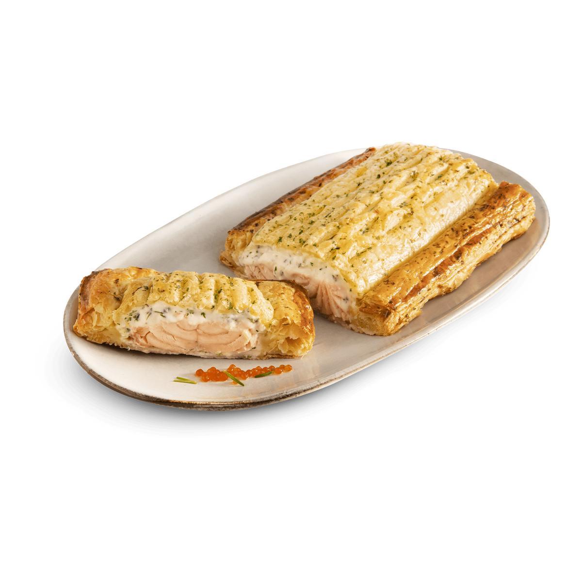 Salmó en pasta de full amb salsa danet