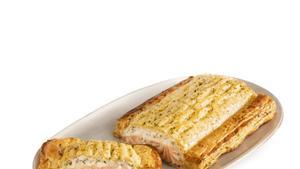 Salmó en pasta de full amb salsa danet