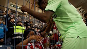 Nico Williams saluda a su madre en Riad tras jugar la Supercopa de España